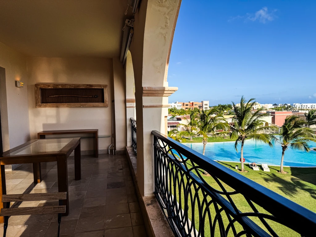 Grand Coastal Poolside Suite with Ocean Views - Image 41