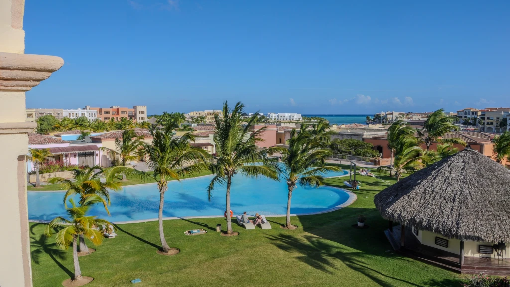 Grand Coastal Poolside Suite with Ocean Views - Image 45