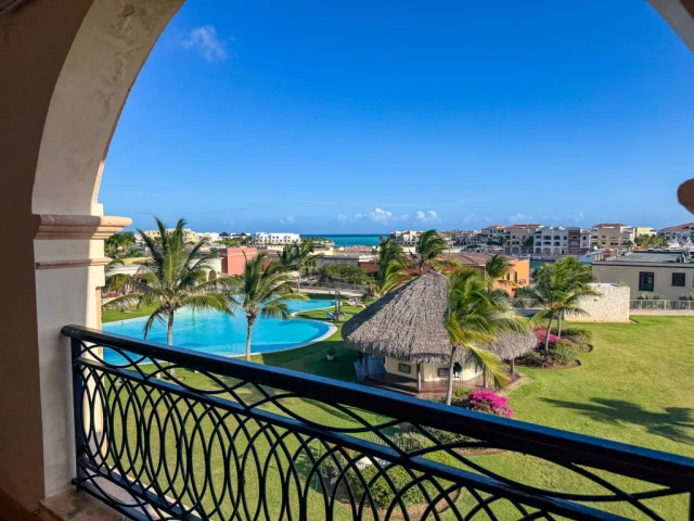 Grand Coastal Poolside Suite with Ocean Views - Image 42